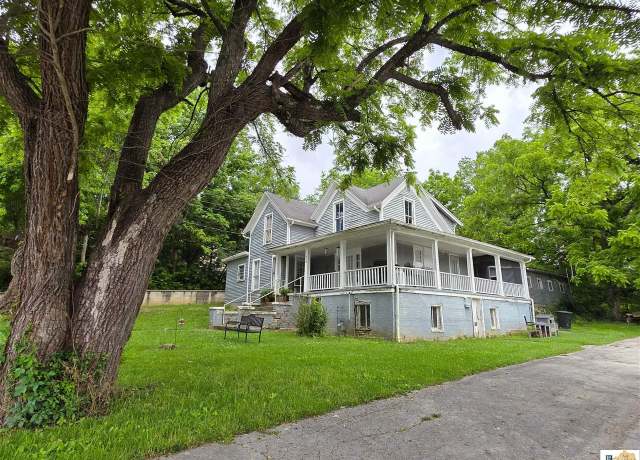 Property at 210 W Hodgenville Ave, Greensburg, KY 42743, 4 beds, 2.5 baths