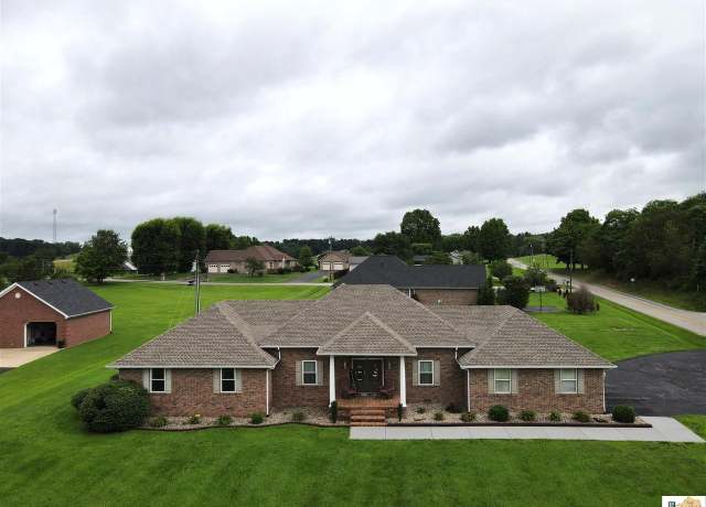 Property at 2140 Edmonton Rd, Glasgow, KY 42141, 3 beds, 2.5 baths