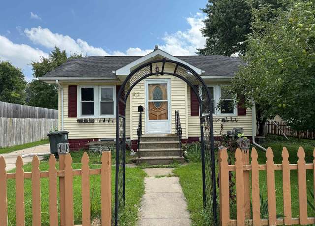 Property at 812 Hawthorne Ave, Waterloo, IA 50702, 3 beds, 1 bath