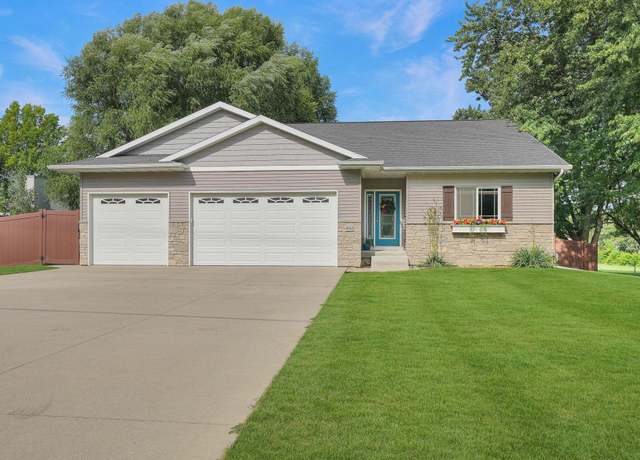 Property at 4662 Hoff Rd, Waterloo, IA 50701, 4 beds, 3 baths