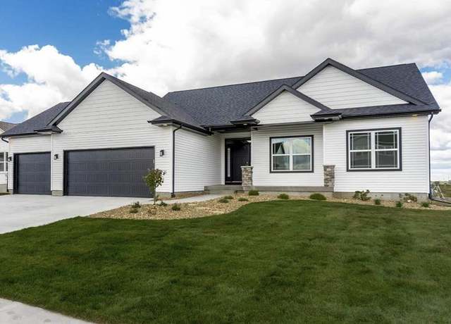 Property at 2721 Maple Grove Dr, Cedar Falls, IA 50613, 4 beds, 3 baths