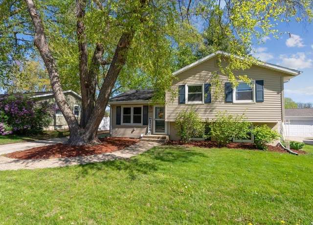 Property at 1202 Orchard Dr, Cedar Falls, IA 50613, 3 beds, 2 baths