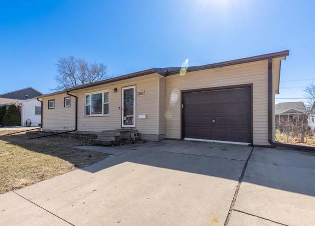 Property at 417 Devonshire Dr, Waterloo, IA 50701, 2 beds, 2 baths