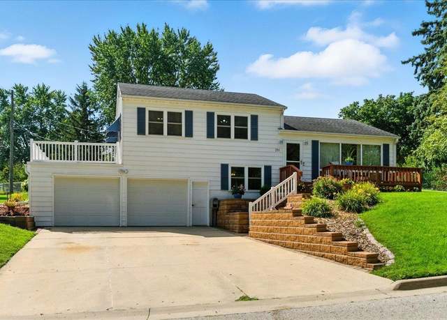 Property at 211 Auburn St, Waterloo, IA 50701, 3 beds, 2 baths