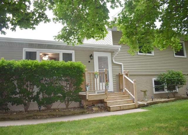 Property at 824 Prospect St St, Jesup, IA 50648, 4 beds, 2 baths