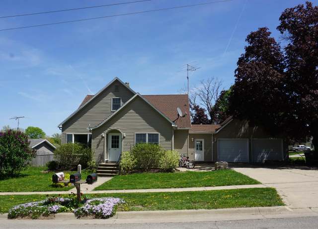 Property at 304 9th St, Aplington, IA 50604, 4 beds, 2 baths