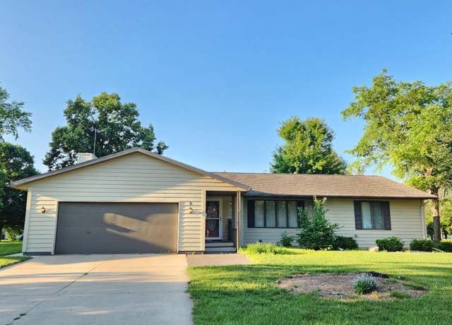 Property at 9 Asbury Pl, Mason City, IA 50401, 2 beds, 3 baths