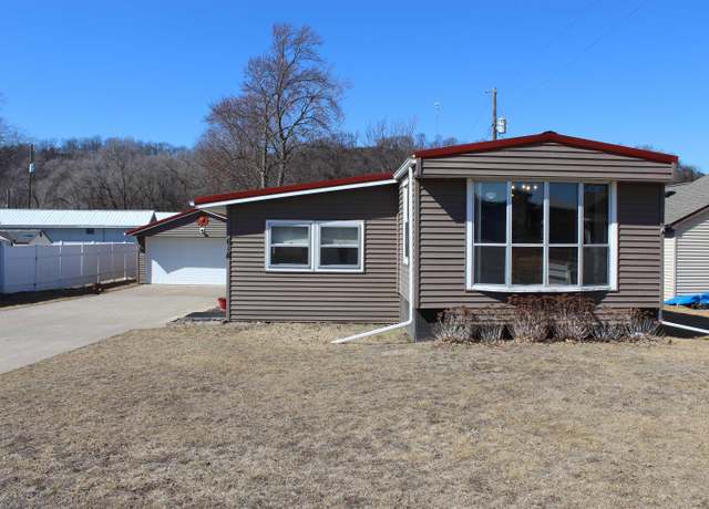 Property at 618 Sunset View St, Harpers Ferry, IA 52146, 4 beds, 1 bath