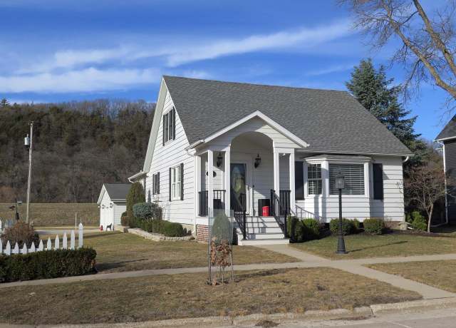 Property at 702 Winneshiek Ave, Decorah, IA 52101, 3 beds, 3.5 baths
