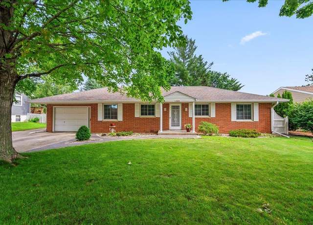 Property at 1304 SW 4th Ave, Waverly, IA 50677, 4 beds, 3 baths