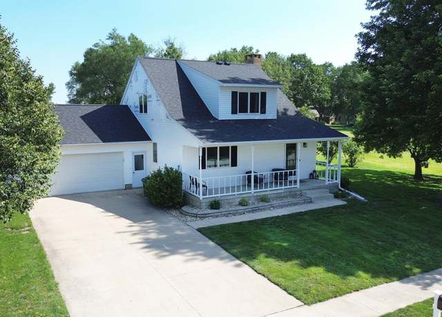 Property at 1300 Country Meadows Dr Dr, Waverly, IA 50677, 4 beds, 3 baths