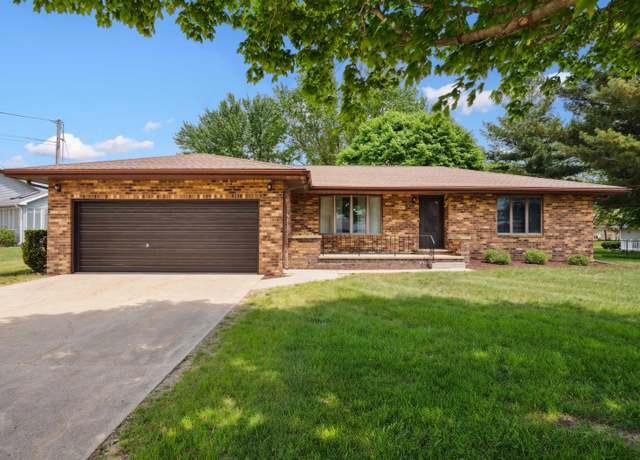 Property at 801 Tanglewood Dr, Manchester, IA 52057, 2 beds, 2 baths