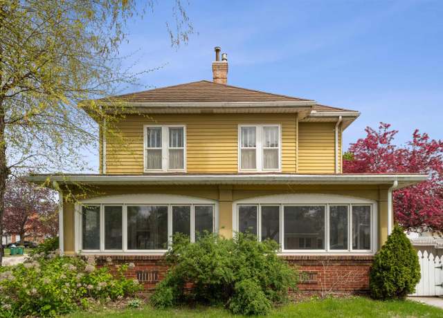 Property at 314 SW 2nd St, Independence, IA 50644, 3 beds, 2 baths