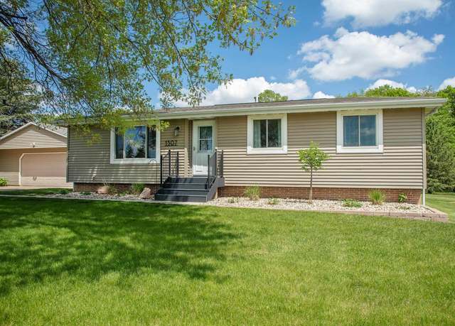 Property at 1307 SE 5th Ave, Waverly, IA 50677, 4 beds, 2 baths