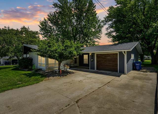 Property at 809 8th St St NW, Independence, IA 50644, 3 beds, 2 baths
