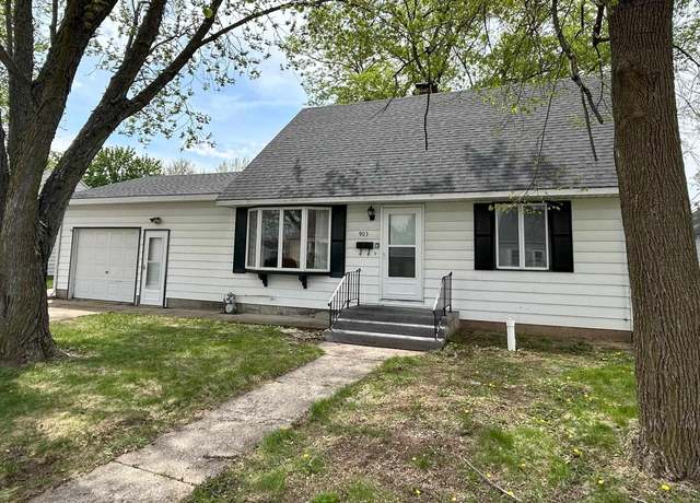 Property at 903 S Johnson St, Charles City, IA 50616, 3 beds, 1 bath