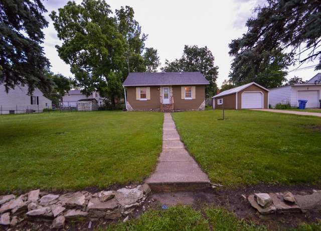 Property at 304 6th St, Charles City, IA 50616, 2 beds, 1 bath