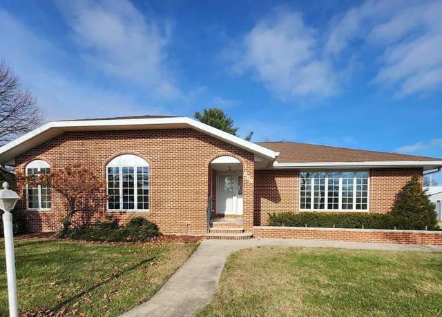 Property at 840 E Union St, Manchester, IA 52057, 2 beds, 3 baths