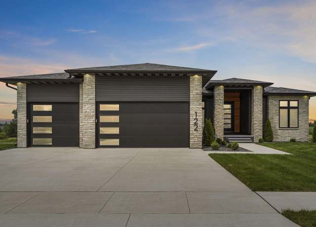 Property at 122 Kestrel Cir, Waterloo, IA 50701, 6 beds, 3 baths