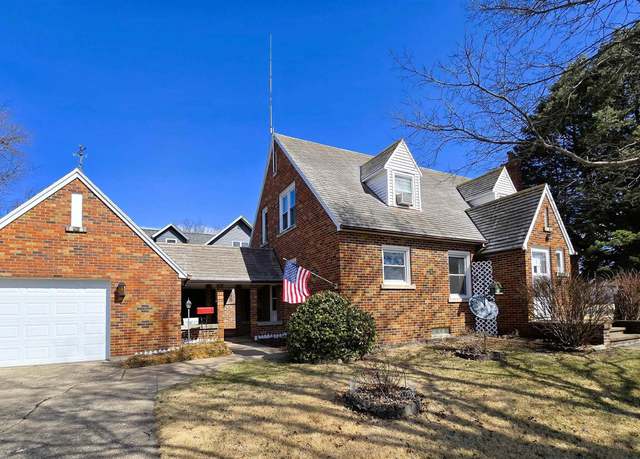 Property at 801 Iowa St, Dysart, IA 52224, 4 beds, 2.5 baths