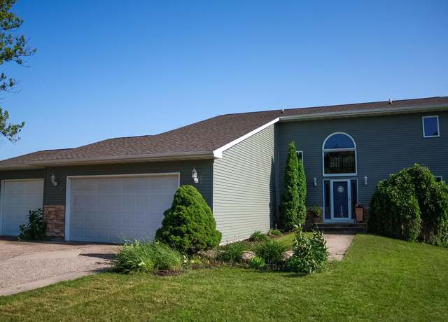 Property at 305 Southridge Dr, Waverly, IA 50677, 4 beds, 3.5 baths