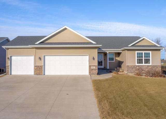 Property at 1226 Rocky Ridge Rd, Cedar Falls, IA 50613, 4 beds, 3 baths