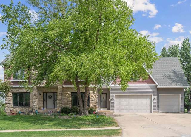 Property at 3413 Pheasant Dr, Cedar Falls, IA 50613, 5 beds, 3 baths