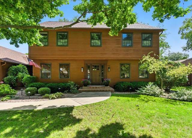 Property at 915 Sheridan Rd, Waterloo, IA 50701, 3 beds, 2.5 baths