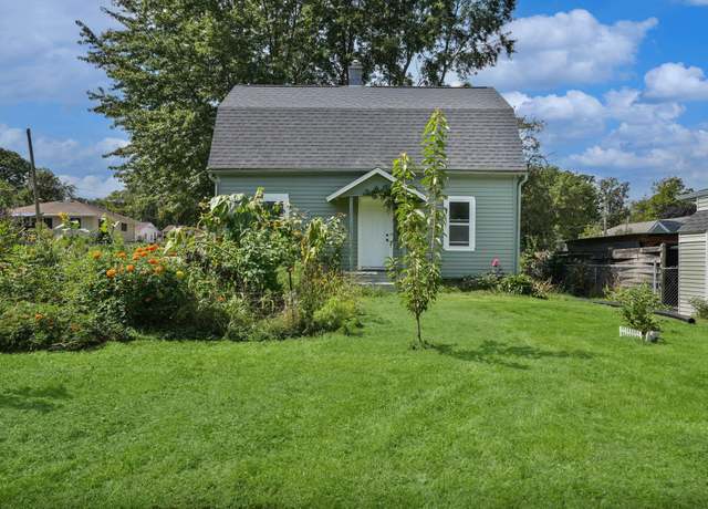 Property at 2727 Cedar Heights Dr, Cedar Falls, IA 50613, 3 beds, 1 bath