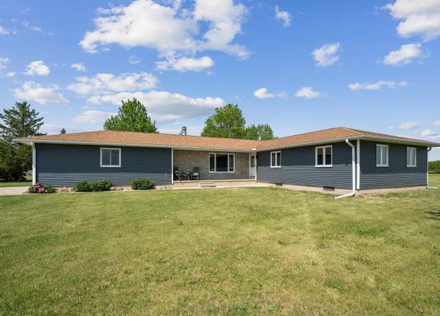 Property at 5442 W Mt Vernon Rd, Cedar Falls, IA 50613, 3 beds, 2.5 baths