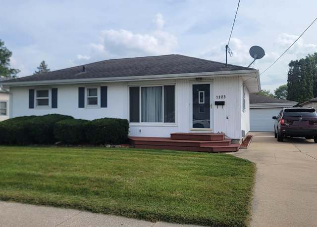 Property at 1225 Downing St, Waterloo, IA 50701, 3 beds, 2 baths