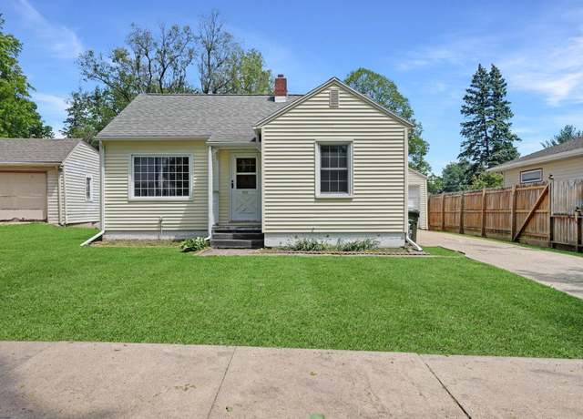 Property at 1922 Iowa St, Cedar Falls, IA 50613, 2 beds, 1 bath
