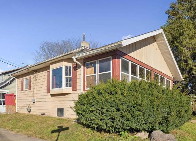 Property at 226 Campbell Ave, Waterloo, IA 50701, 4 beds, 2 baths