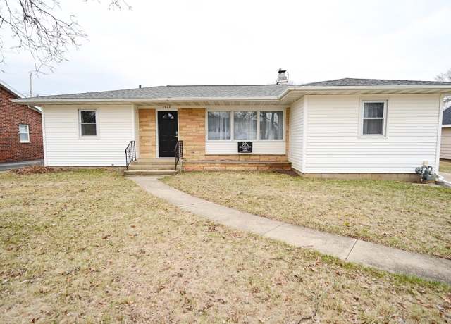 Property at 1027 New St, Manchester, IA 52057, 3 beds, 1.5 baths