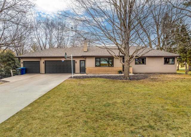 Property at 4641 Winghaven Dr, Waterloo, IA 50701, 3 beds, 2 baths