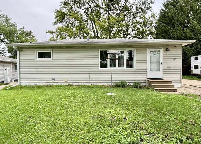 Property at 107 Chicago St, Waterloo, IA 50701, 3 beds, 2 baths