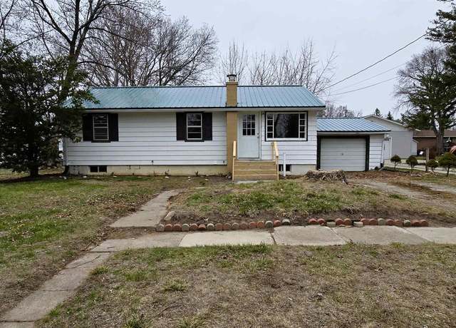 Property at 208 SE 6th St, Independence, IA 50644, 3 beds, 1 bath