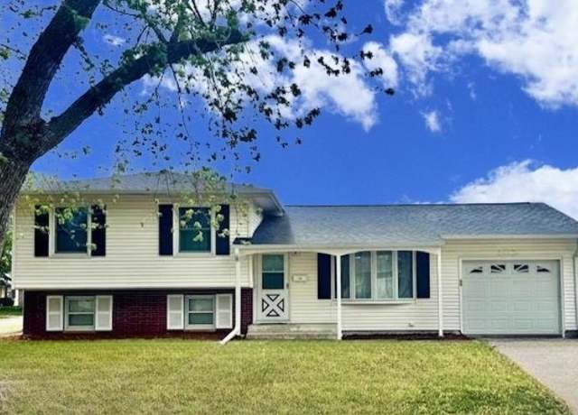 Property at 105 Greenbrier Rd, Waterloo, IA 50703, 3 beds, 1.5 baths