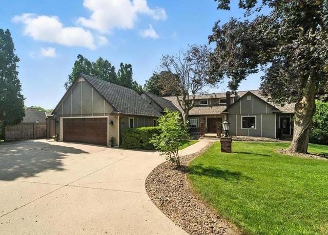 Property at 122 Sheridan Rd, Waterloo, IA 50701, 4 beds, 3.5 baths