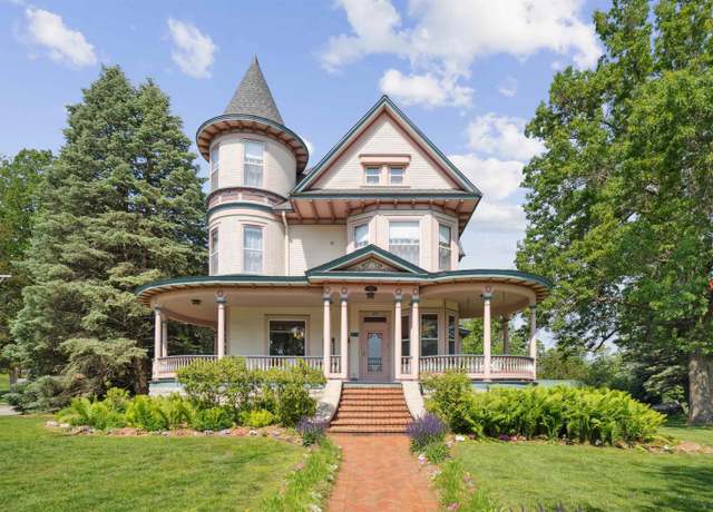 Property at 309 Upper Broadway St, Decorah, IA 52101, 4 beds, 3.5 baths