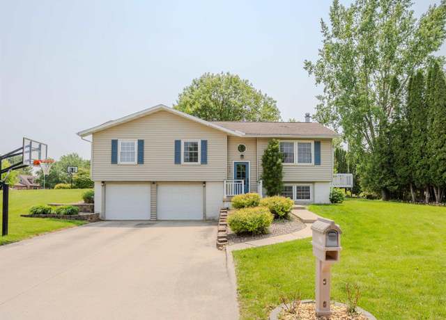 Property at 1210 Skyline Dr, Decorah, IA 52101, 3 beds, 3 baths