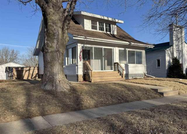 Property at 117 E Washington St, Shell Rock, IA 50670, 3 beds, 2 baths