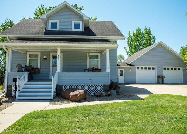Property at 807 W 3rd St, Sumner, IA 50674, 5 beds, 2 baths