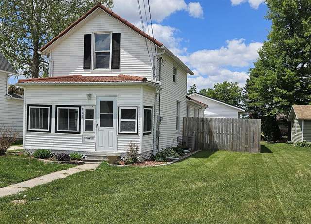 Property at 712 N Franklin St, Manchester, IA 52057, 3 beds, 1 bath