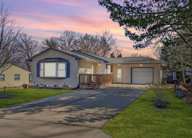 Property at 523 Baker Dr, Cedar Falls, IA 50613, 3 beds, 2.5 baths
