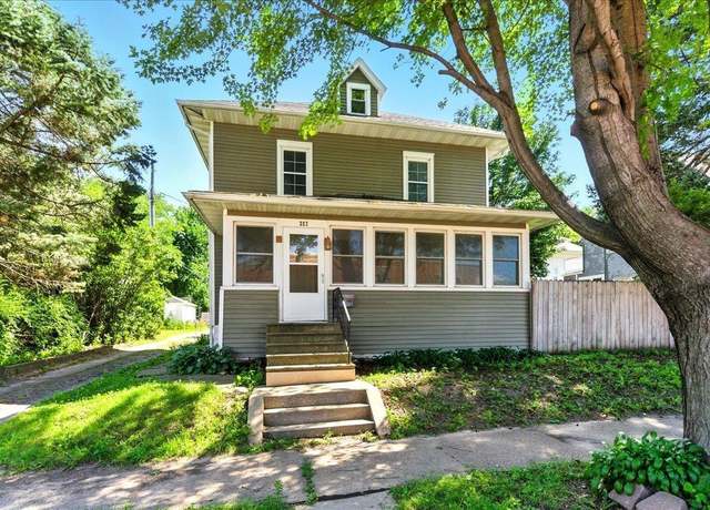 Property at 322 W 8th St, Cedar Falls, IA 50613, 3 beds, 1 bath