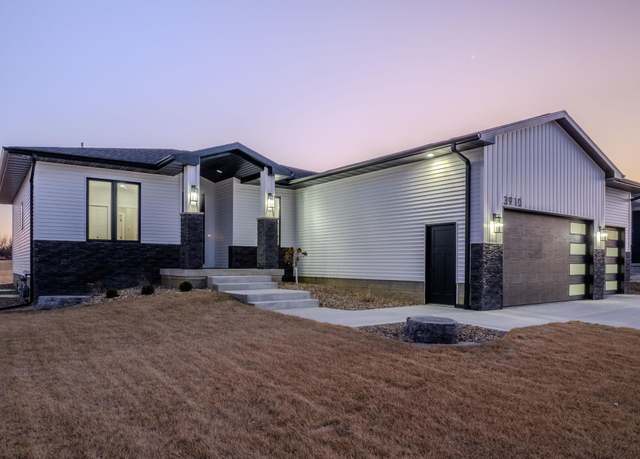 Property at 3910 Broomfield Dr, Cedar Falls, IA 50613, 5 beds, 3 baths