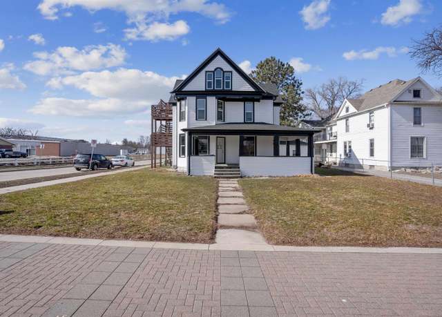 Property at 2007 College St, Cedar Falls, IA 50613, 7 beds