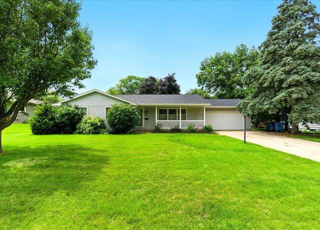 Property at 1131 Ridgemont Rd, Waterloo, IA 50701, 3 beds, 2.5 baths