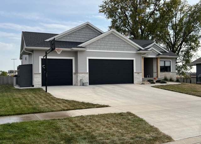 Property at 608 Pointer Cir, Center Point, IA 52213, 4 beds, 3 baths